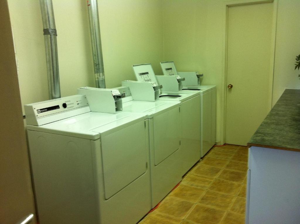 Redwood Motor Inn Brandon Luaran gambar
