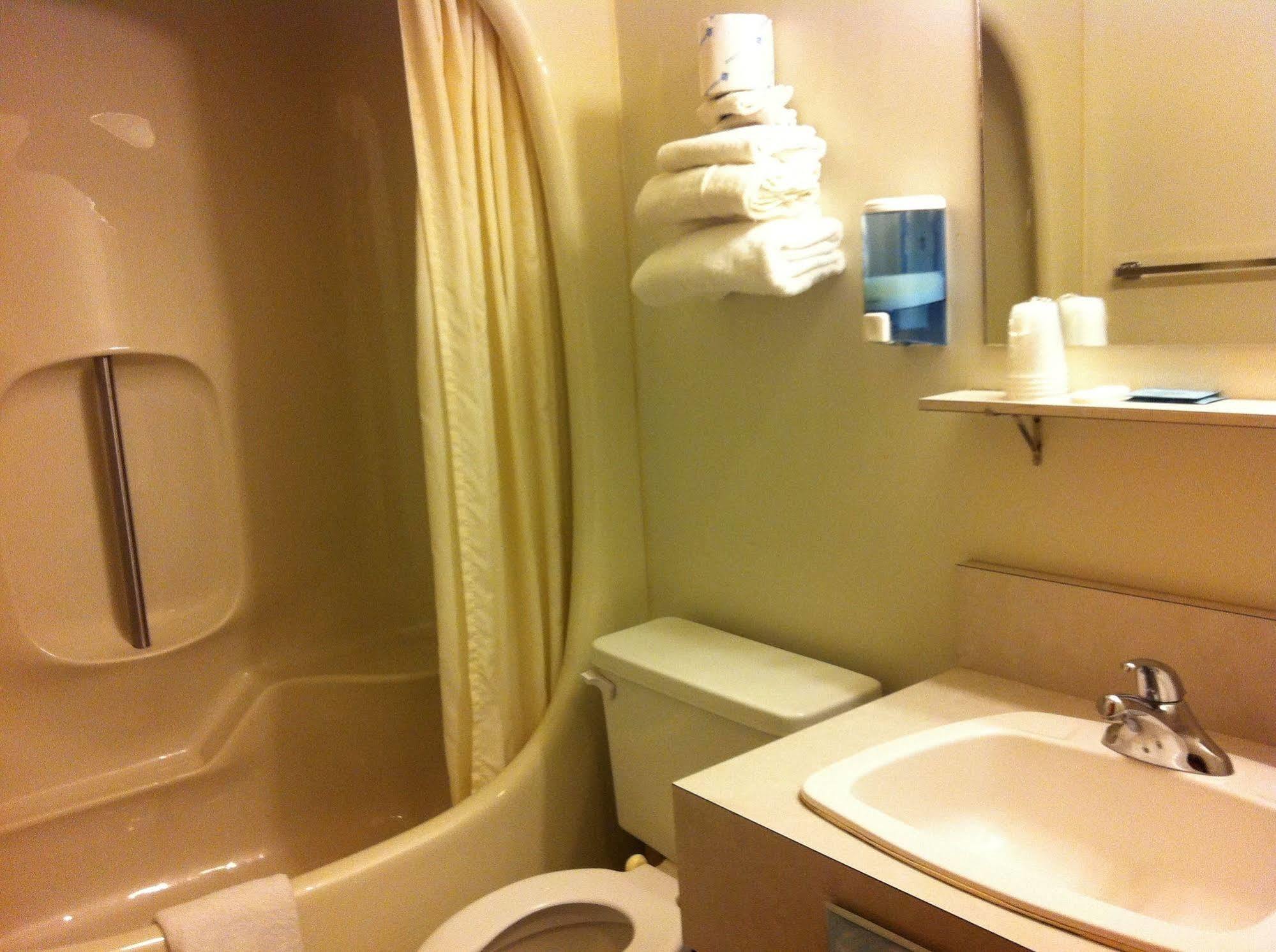 Redwood Motor Inn Brandon Luaran gambar